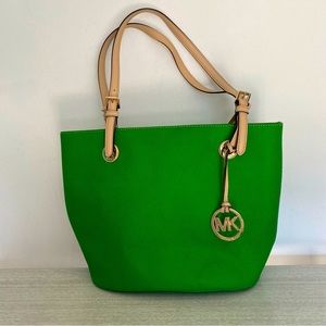 Michael KORS beautiful spring green tote/bucket bag! New without tags